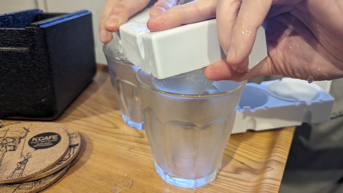 tunao011's tweet image. 丸い氷中野(ブロードウェイ)本店K-CAFEより丸い氷でした
驚くほどに丸い氷で全員「わあっ」となりましたよ
渡辺浩弐スペシャルカクテルがンまかった
#KCAFE