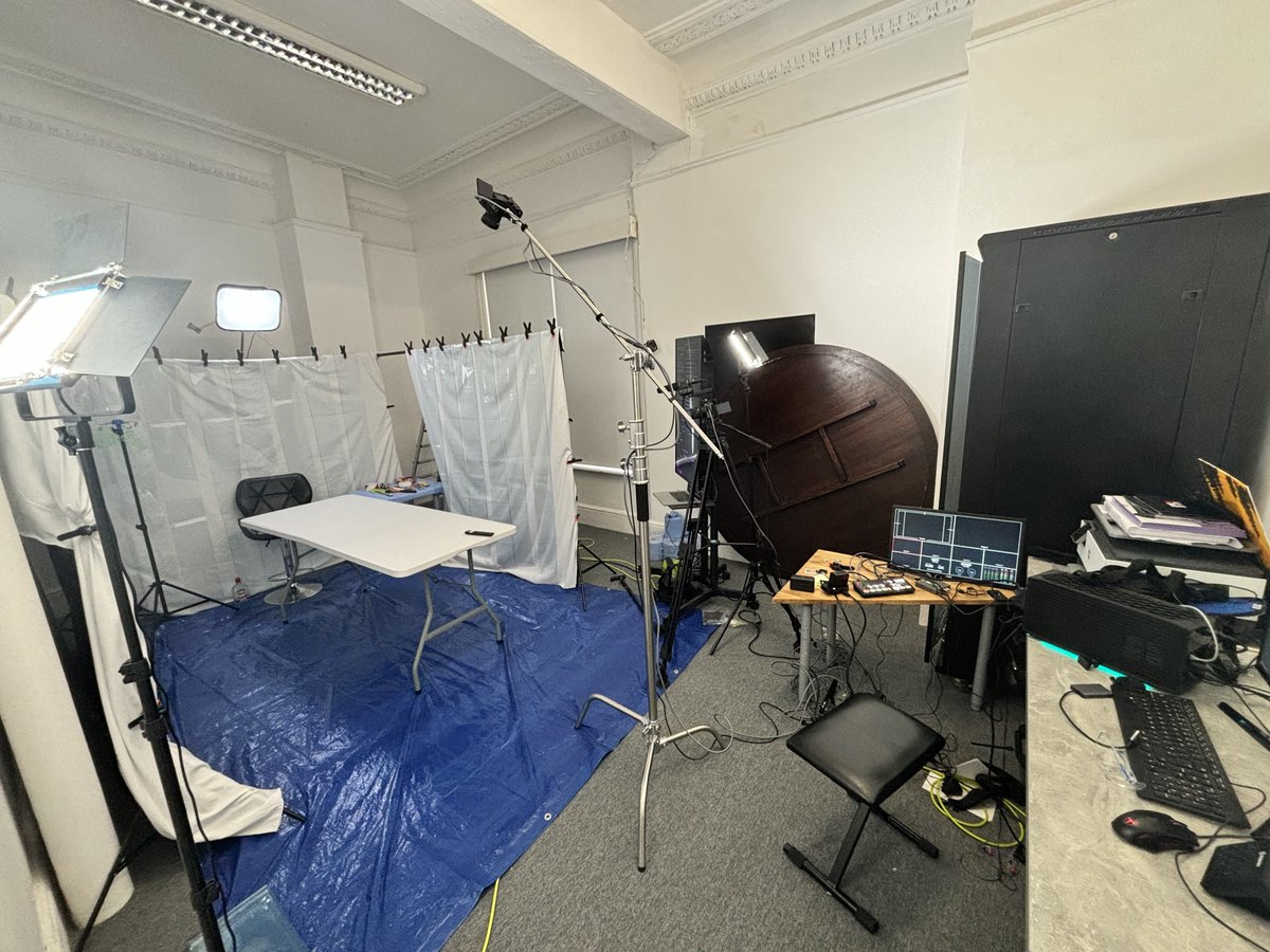 Behind the scenes for the show today :D
hope you enjoy see you at 6!!!!!