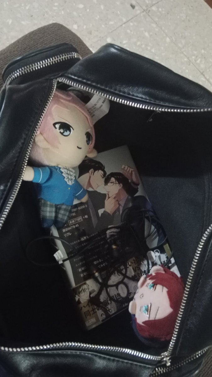 shu1cide's tweet photo. Only packing the essentials
#yaoifriday #itsjustoneofthosedays https://t.co/1vKsyFrp10