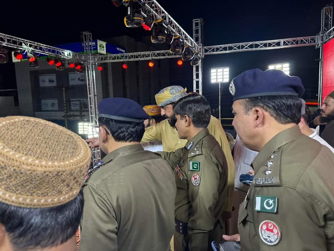 مظفر گڑھ “عوامی اسمبلی” RPO  سجاد حسن اور DPO  حسنین حیدر صاحب اور دیگر انتظامیہ کے ساتھ سیکورٹی کے مختلف پوائنٹ پر۔
مرکزئ سالار مولانا عبداللہ خلجی کے ساتھ 

#مظفرگڑھ_عوامی_اسمبلی