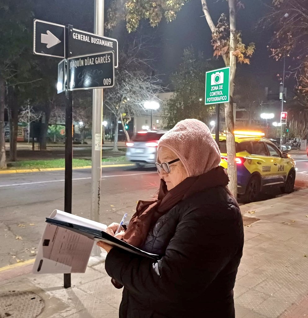 Fundación Margen de Apoyo y Promoción de la Mujer, integrante de <a href="/RedTraSex/">Red de Trabajadoras Sexuales LAC</a>, realizando terreno en una noche fría, distribuyendo material de prevención en VIH/SIDA e ITS y compartiendo valiosa información sobre control de salud sexual gratuito. Santiago de Chile, 31 mayo 2024 ❤️‍🔥