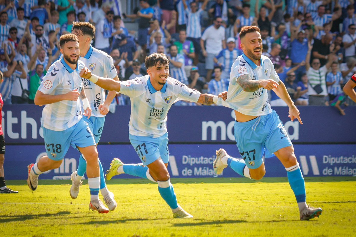 Antonioo1995's tweet photo. No, hay otra España. Una que no es de ninguno de esos equipos. Que somos del equipo de nuestra tierra esté donde esté. Que nos jugamos otras cosas, mucho más importantes para nosotros. 
Suerte abrazando a la TV viendo a tu equipo, del cual no serías si tuviese 0 títulos. https://t.co/lXa4uB4WrU