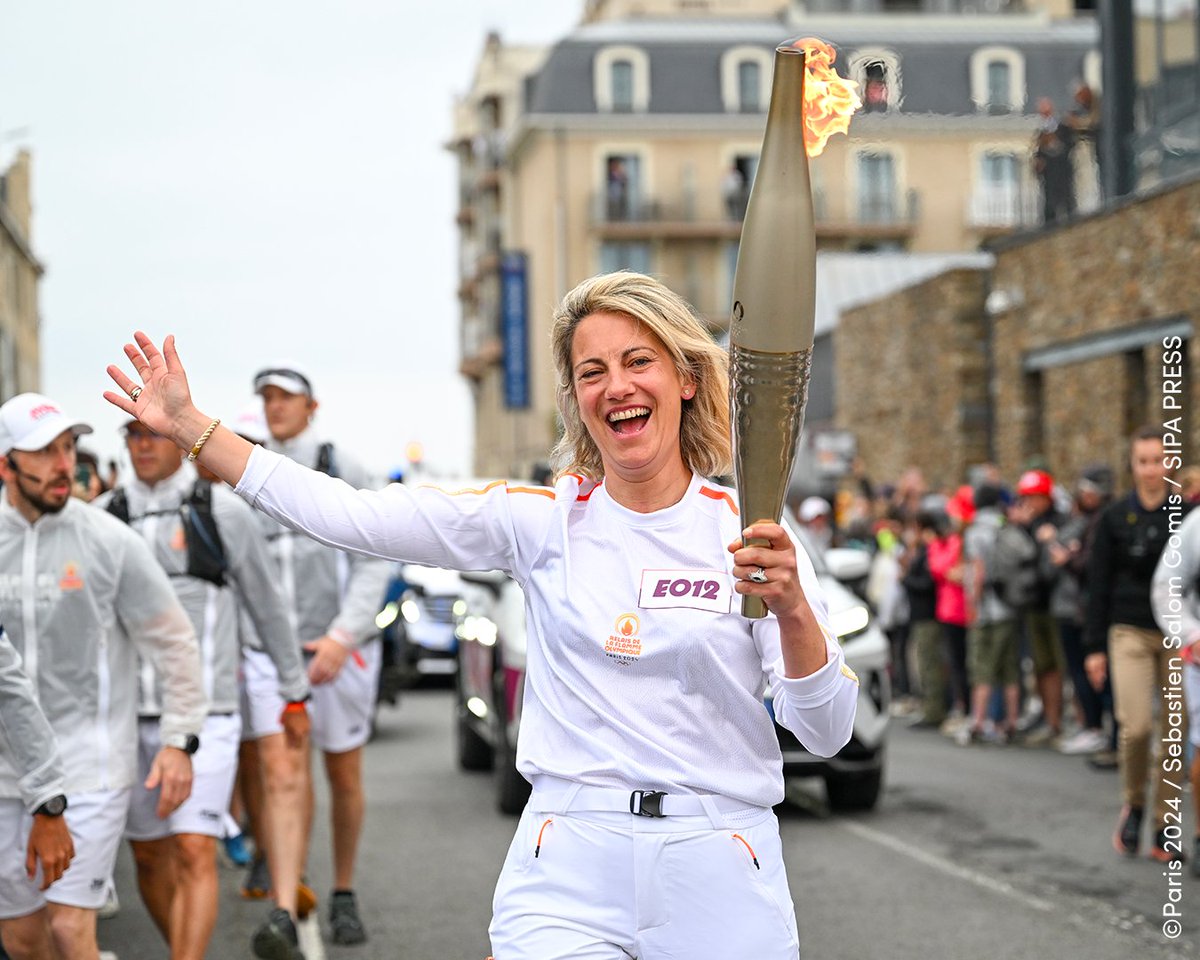 🔥Notre team manager Servane a fièrement porté la #FlammeOlympique #Paris2024 à <a href="/VilleSaintMalo/">Ville de Saint-Malo</a> alors que notre skipper Louis se trouve au beau milieu de l’Atlantique⛵️  
Un honneur que de contribuer à cet événement d’ampleur qui réunira le monde entier à Paris cet été🇫🇷