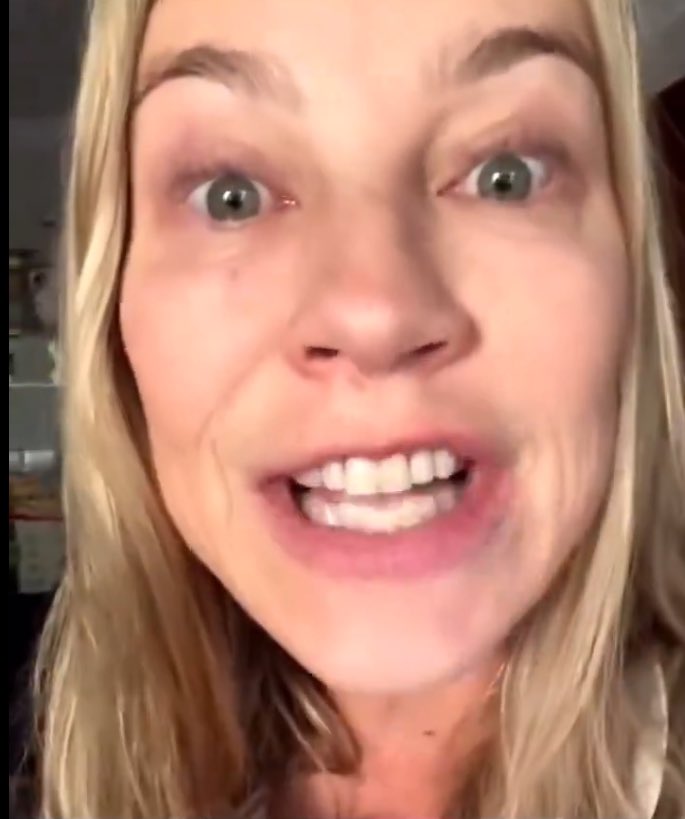 Abraham_Abrahub's tweet image. Quando a única coisa que você tem para oferecer é beleza, adivinha o tipo de pessoa que você se torna depois que o tempo passa?