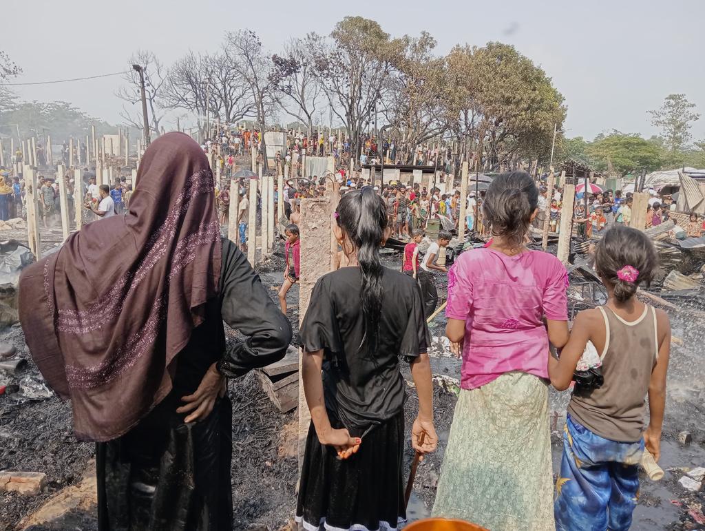 RohingyaMakzin's tweet photo. No word is found to express the feeling of these children and their mother as everything has burnt down what they have.
#FureIncudent
#EmergencySupport
#PanThar https://t.co/RzuFJlcofi