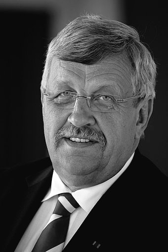 AndreasMFroese's tweet photo. #otd2019, in der Nacht zum 2. Juni 2019, wurde #WalterLübcke, CDU-Politiker und Regierungspräsident in #Kassel, von einem Neonazi und Wahlkampfhelfer der #noAfD ermordet. Die damalige CDU-Vorsitzende sprach daraufhin von einem "#Alarmzeichen." #Erinnern #Rechtsextremismus https://t.co/OqMUCQwIEr