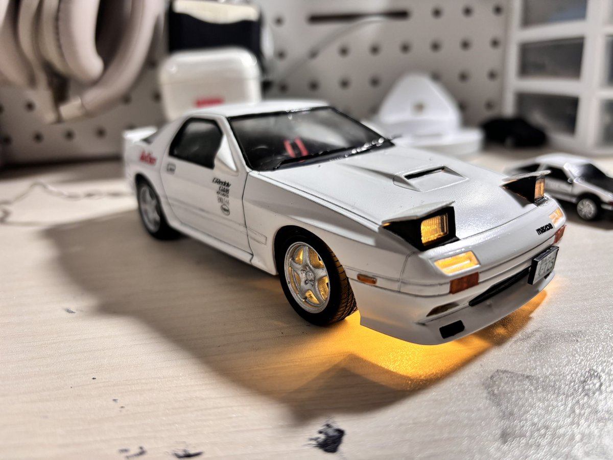 UC00213's tweet photo. RX7 FC3 高橋涼介仕様完成!!
ライトが下から漏れてしまうのが86も含め改善点…でも結構満足！ https://t.co/0GG4y0CZ9z