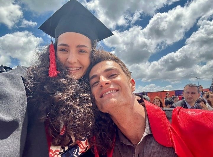 Çiftimizden mezuniyet karesi 🎓

#MelisMinkari • #RecepUsta • #AyBer