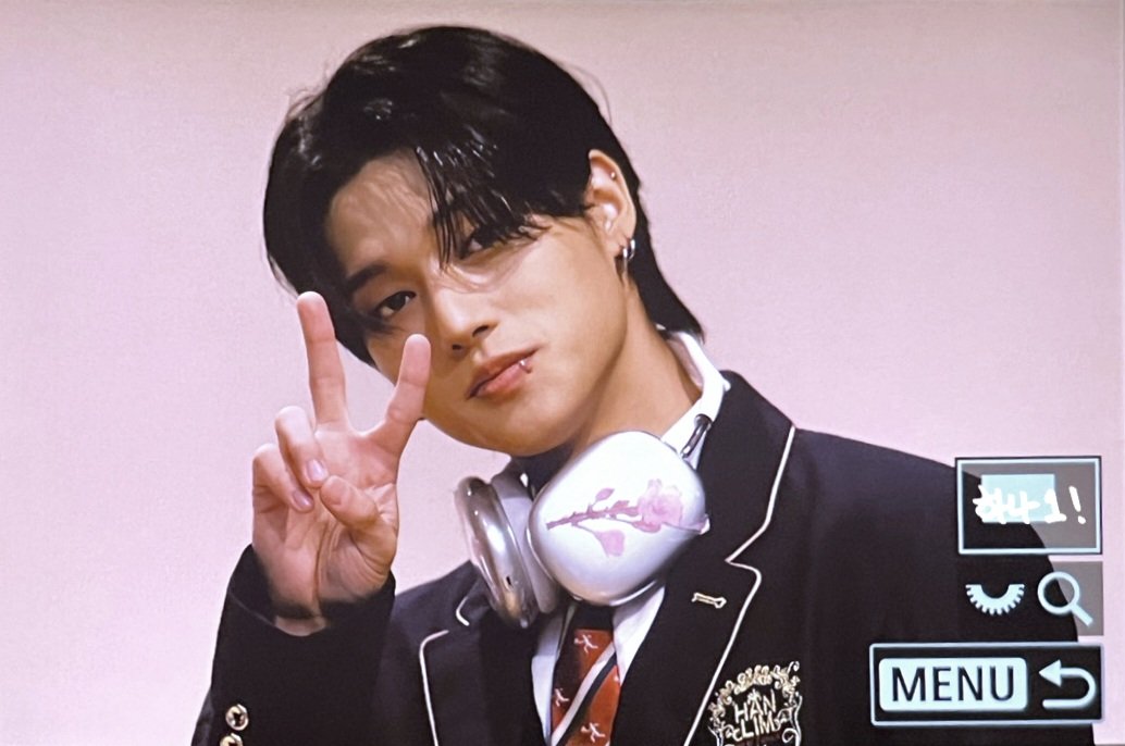 내가 바란 한림우영은 
왼쪽인데 입술피어싱하나로 날라리가되