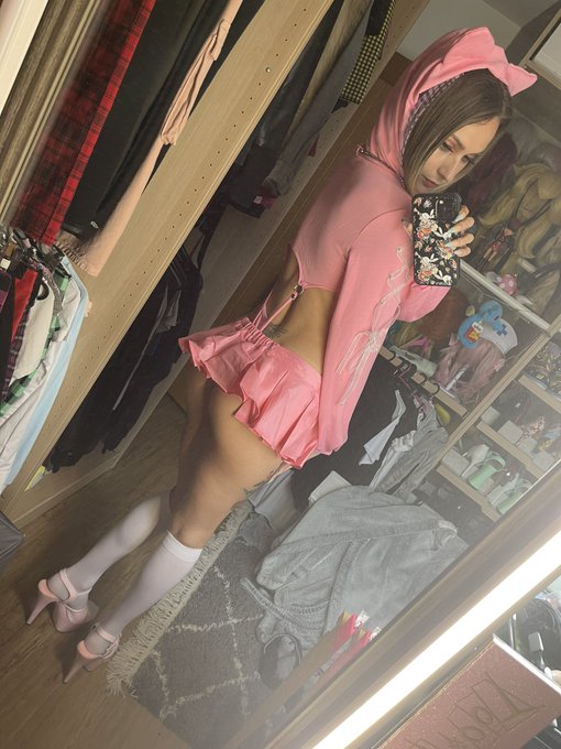 Another day , another outfit! Front or back? https://t.co/JdGZwEoCZQ