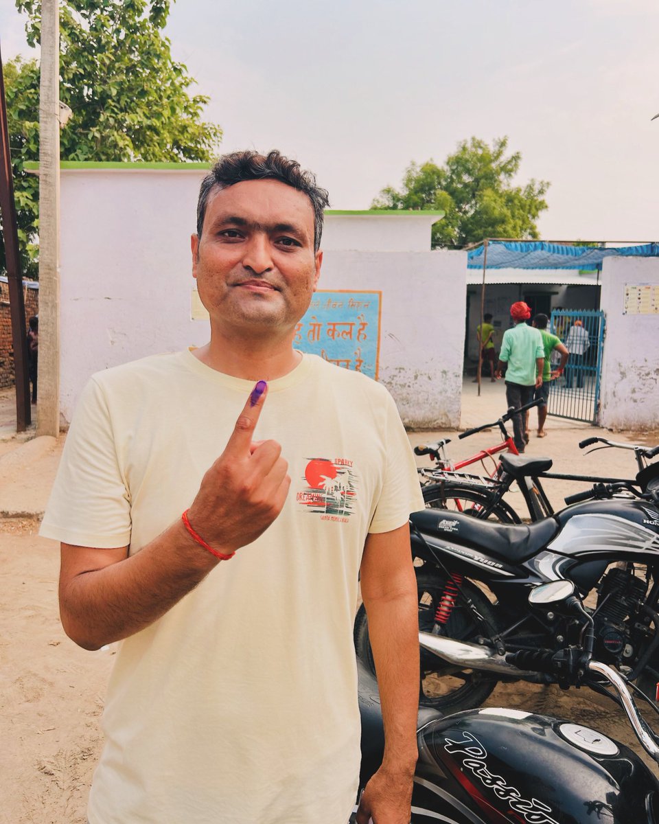 premmishra51's tweet image. लोकतंत्र के महायज्ञ में मेरी भी एक आहुति👆
जय श्री राम🙏
#LokSabhaElection2024
#loksabhaelection 
#7thPhaseVoting