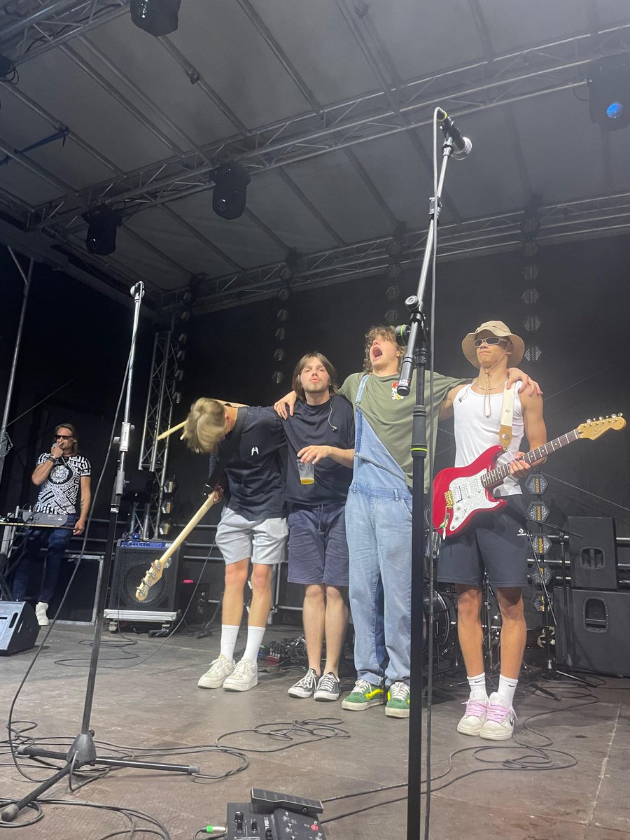 Bukte- forši džeki ar baigo enerģiju.