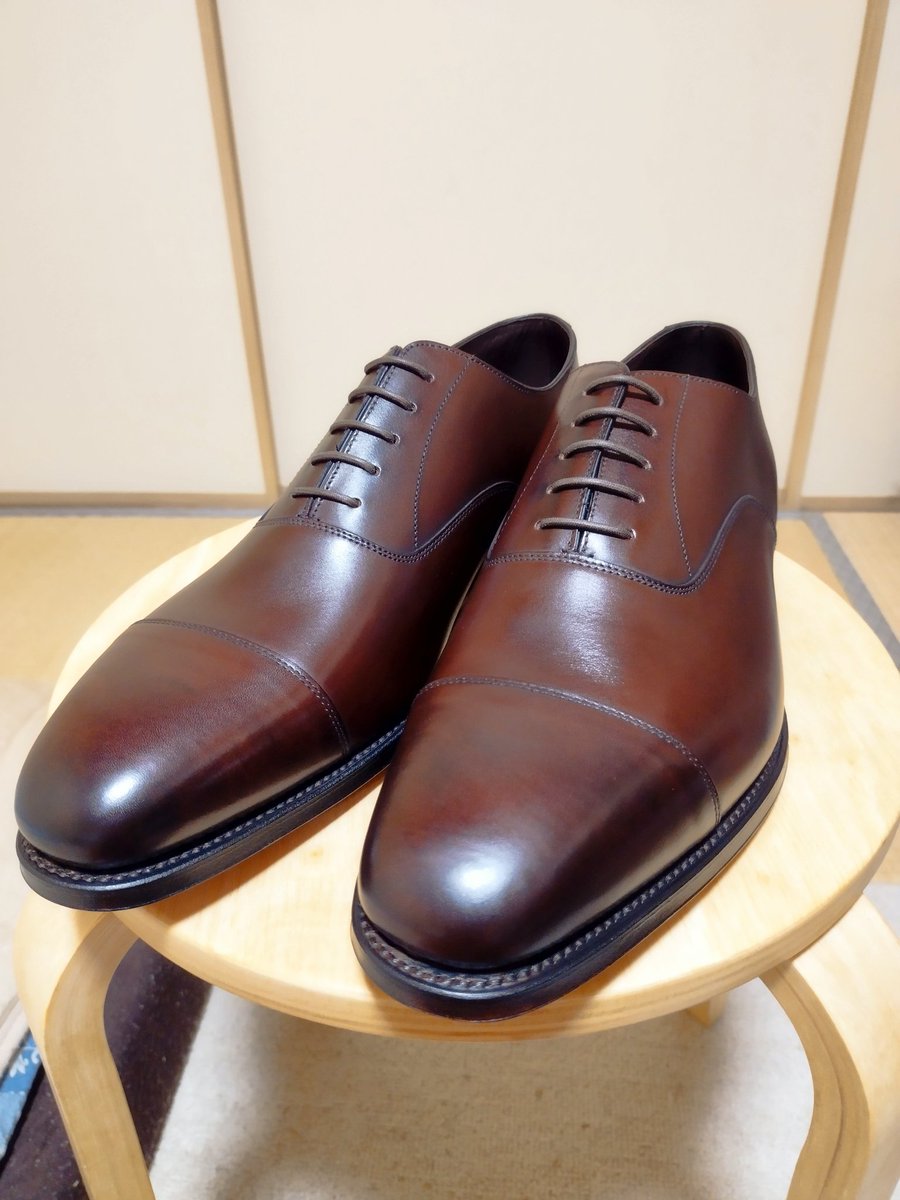 PattayaRI's tweet photo. 🇬🇧から着弾。
同じ木型の靴を持っているので、思い切ってハーフサイズ下げてみました。ヴァンプ以外は完璧✨
🇬🇧靴の良心に関して、Churchはとうの昔に捨て、Cheaneyも捨てたいま、Loakeが🇬🇧靴の良心かもしれません。
#Loake1880
#Aldwych https://t.co/UaHN0VQRuN