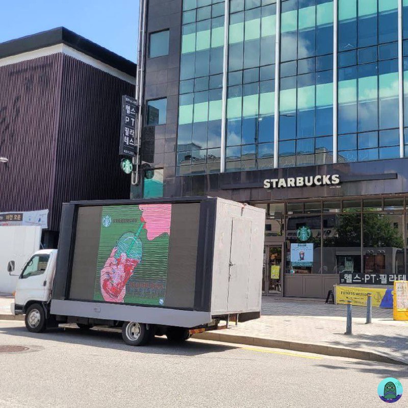 tanyakanrl's tweet photo. 💚 🍉 dikorea langsung dikirim truk sama fans kpop 👍🏻👍🏻👍🏻 https://t.co/U3ahxYeJy1