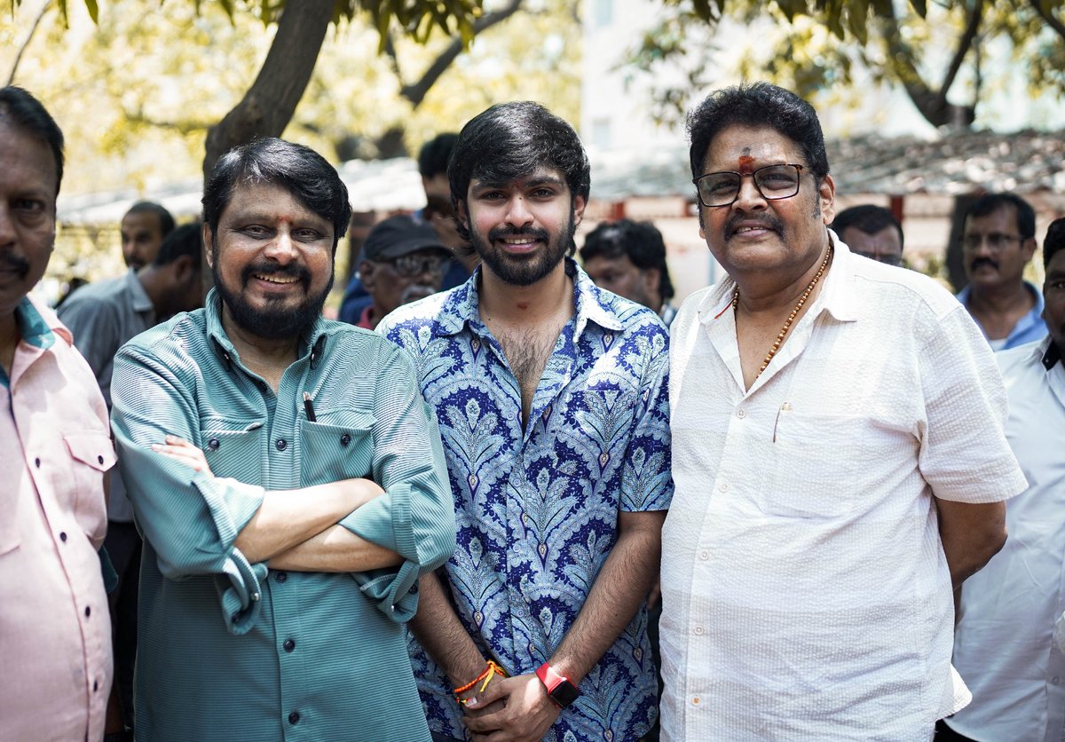 TheAuteur_Media's tweet photo. Team #HitList interacts with the media post the screening of the film that has opened up to positive responses from the press and audience. ๐ฅณ๐๐ผ
#HitListFromToday
A @CSathyaOfficial Musical!
@realsarathkumar @kanvikraman #RKCelluloids @ksravikumardir @menongautham @thondankani @kaakkallar @smruthi_venkat @RIAZtheboss @V4umedia_
@trendmusicsouth
