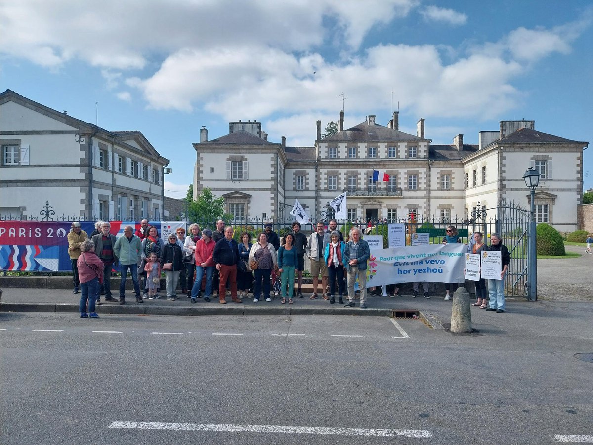 Modifions la Constitution pour permettre de vivre dans les langues territoriales en France : 50 rassemblements aujourd'hui en #Bretagne, #Occitanie, #Corse, Pays Basque, #Catalogne, #Alsace... ✊📣
#BZH