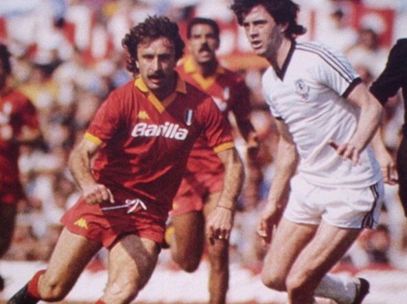 hizer83's tweet photo. @The92Bible Dundee United v Roma 1984 https://t.co/dBipQz0HPj