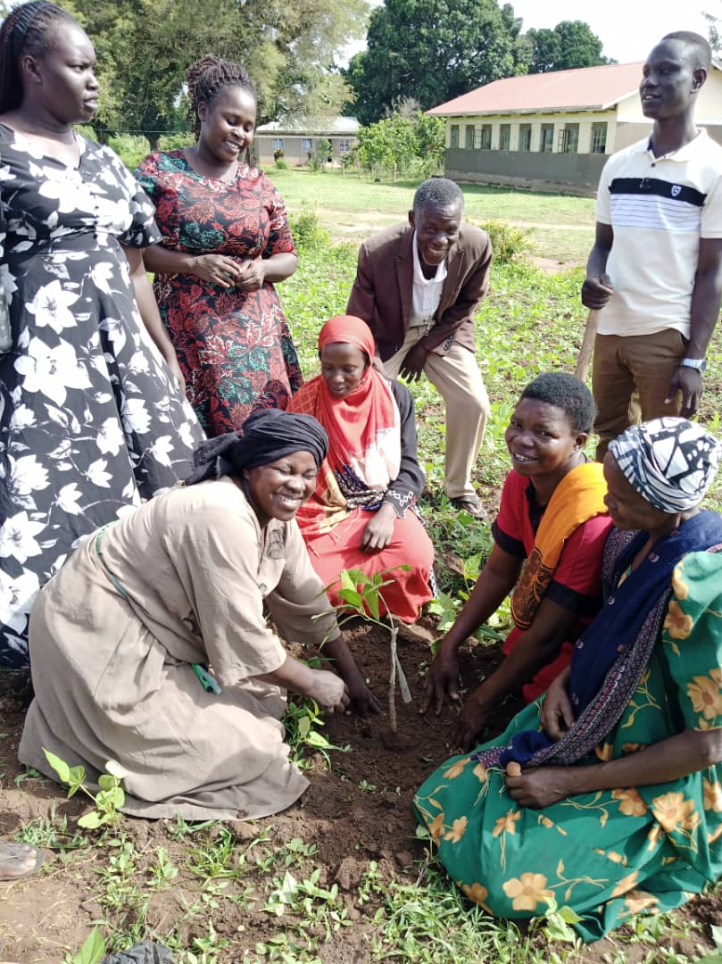 walter_mutz's tweet photo. "Always with this amazing team planting tress! π± Every sapling is a step towards combating climate change. Let's nurture nature and cultivate a greener, healthier planet together! It starts with you.π€π #ClimateAction #GreenFuture π³π#Teach4UG" https://t.co/uER1vmKvDl