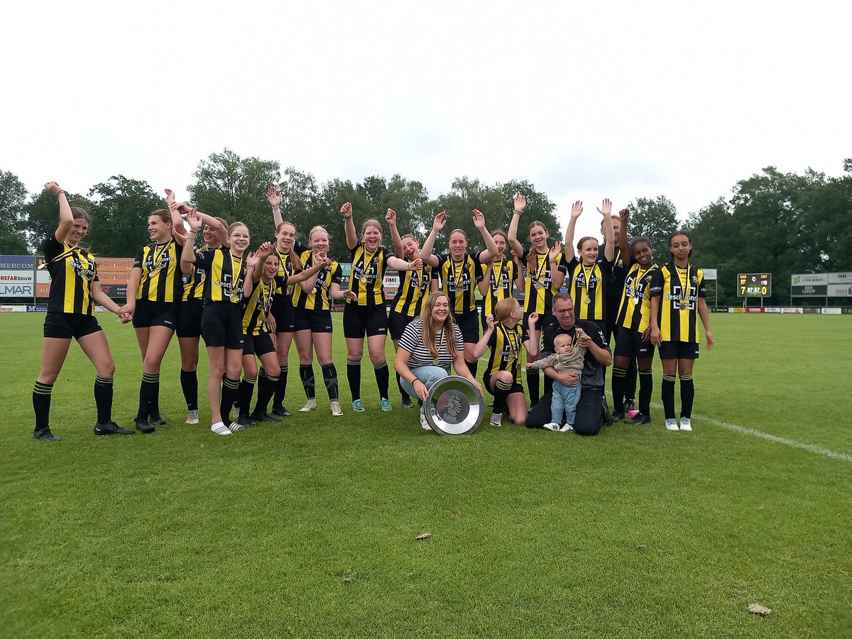 Door een ruime overwinning wist MO15-1 vanmorgen het kampioenschap binnen te halen! Een enorm mooie prestatie...

Proficiat meiden!