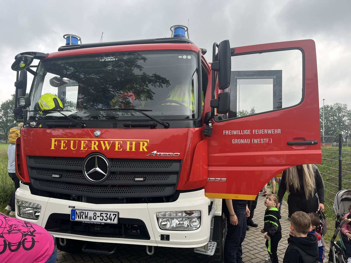 Stephan Wevers (@stephanwevers) on Twitter photo Vanmorgen officieel de brandweerkazerne van Glanerbrug geopend met <a href="/NvandeBerg/">Niels van den Berg</a>. En dit wordt natuurlijk gevierd met een fantastische ’Open Dag’. Ook mooi dat de collega’s uit Gronau erbij zijn #samenwerken 👍 @BrandweerGlb <a href="/BrandweerTwente/">Brandweer Twente</a> <a href="/Gem_Enschede/">Gemeente Enschede</a> <a href="/FeuerwehrGronau/">Feuerwehr Gronau</a> Vanmorgen officieel de brandweerkazerne van Glanerbrug geopend met <a href="/NvandeBerg/">Niels van den Berg</a>. En dit wordt natuurlijk gevierd met een fantastische ’Open Dag’. Ook mooi dat de collega’s uit Gronau erbij zijn #samenwerken 👍 @BrandweerGlb <a href="/BrandweerTwente/">Brandweer Twente</a> <a href="/Gem_Enschede/">Gemeente Enschede</a> <a href="/FeuerwehrGronau/">Feuerwehr Gronau</a>