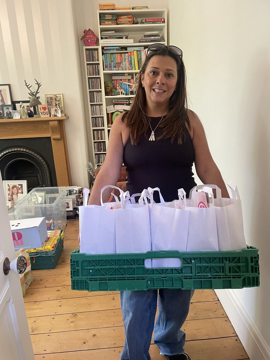 SkitchenEmmie's tweet photo. 88 delicious hot meals tonight plus 80 packed snack bags .Thank you the brilliant team @jilanis and @FareShareGM https://t.co/VpWXbjG1UC