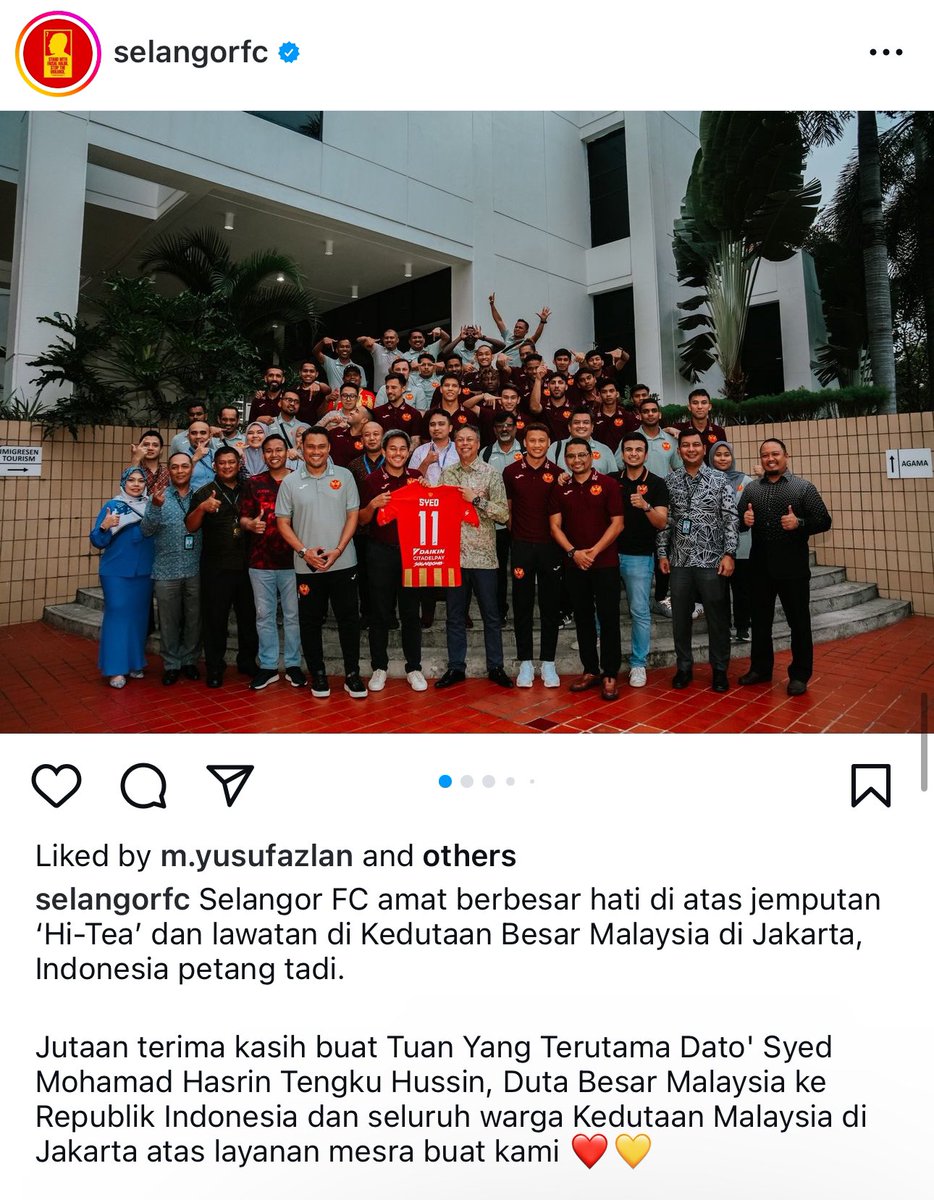 Duniyawawi's tweet photo. Management @SabahFCofficial kene belajar dari management @selangorfc 
Kalau keluar negara pastikan maklum pd pihak Embassy. Ada courtesy utk maklum, jgn dah susah baru mintak tlg embassy. Kalau tak, dpt mkn free di Jakarta mcm team Selangor 😝 https://t.co/saI74GVupt