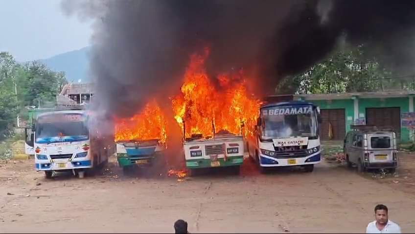 Anchor_Mukesh's tweet image. #ଜଳିଗଲା_ବସ୍
ବିଷମକଟକରେ ଜଳିଗଲା ୪ଟି ବସ୍ ।
ବସଷ୍ଟାଣ୍ଡରେ ଛିଡା ହୋଇଥିବା ବେଳେ ୪ ବସରେ ଅଗ୍ନିକାଣ୍ଡ । 
#Rayagada #Bus #Fire #Odisha
