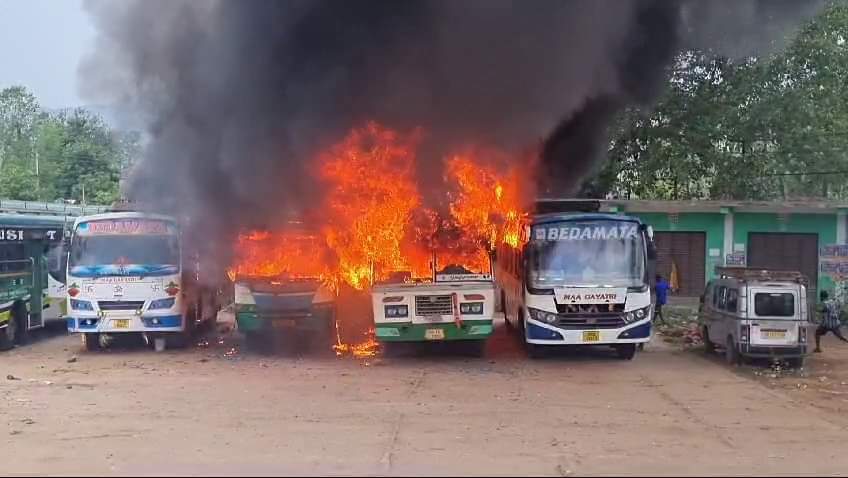 Anchor_Mukesh's tweet image. #ଜଳିଗଲା_ବସ୍
ବିଷମକଟକରେ ଜଳିଗଲା ୪ଟି ବସ୍ ।
ବସଷ୍ଟାଣ୍ଡରେ ଛିଡା ହୋଇଥିବା ବେଳେ ୪ ବସରେ ଅଗ୍ନିକାଣ୍ଡ । 
#Rayagada #Bus #Fire #Odisha