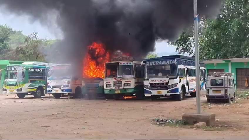 Anchor_Mukesh's tweet image. #ଜଳିଗଲା_ବସ୍
ବିଷମକଟକରେ ଜଳିଗଲା ୪ଟି ବସ୍ ।
ବସଷ୍ଟାଣ୍ଡରେ ଛିଡା ହୋଇଥିବା ବେଳେ ୪ ବସରେ ଅଗ୍ନିକାଣ୍ଡ । 
#Rayagada #Bus #Fire #Odisha