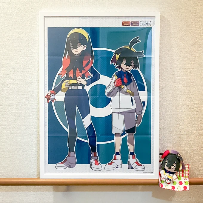 部屋片付いたら飾るんだ…と決めて半年ほったらかしてたでかいポスター広げた。あとねーちゃんの目、下までちゃんとメイクしてるの気づいたよ…かわいい…。。。。