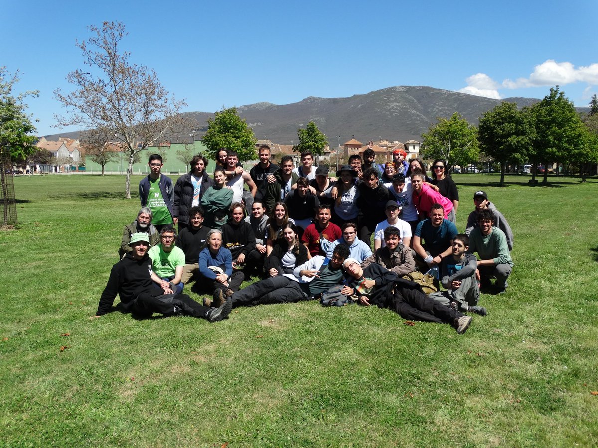 moisito_03's tweet photo. Ayer se terminaron dos semanas de campamentos en los que hemos forjado una gran amistad entre todos los compañeros, hasta con aquellos con los que en clase no tienes tanto trato. Es espectacular lo que provoca esta carrera, somos  unos afortunados. 
Vamos geo!!!🪨
@geologicasUCM https://t.co/aOr9y2pENA