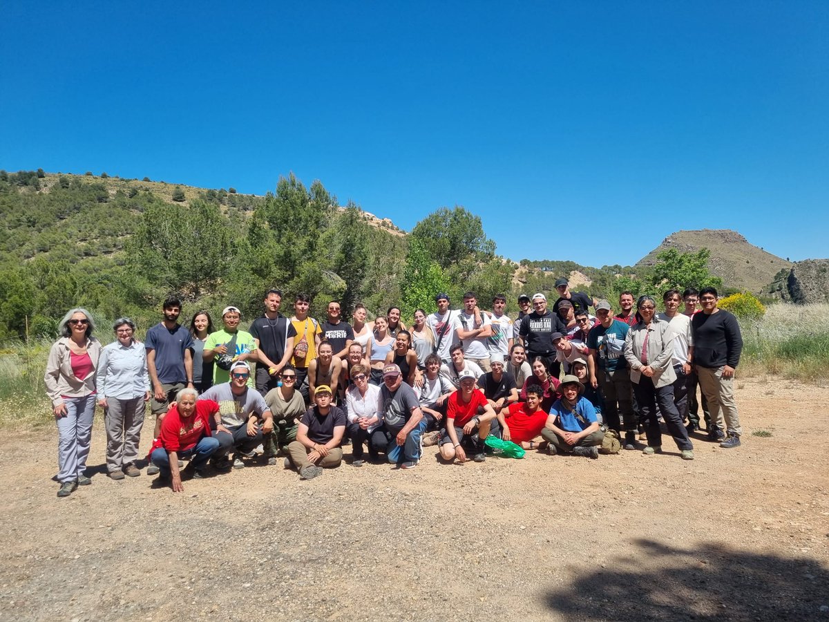 moisito_03's tweet photo. Ayer se terminaron dos semanas de campamentos en los que hemos forjado una gran amistad entre todos los compañeros, hasta con aquellos con los que en clase no tienes tanto trato. Es espectacular lo que provoca esta carrera, somos  unos afortunados. 
Vamos geo!!!🪨
@geologicasUCM https://t.co/aOr9y2pENA