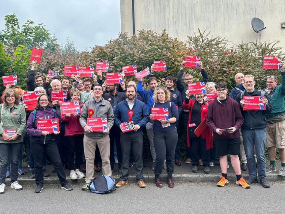Turning Oxfordshire red one town at a time! Lots of support out on the #labourdoorstep for @SEANLWOODCOCK in Chipping Norton!