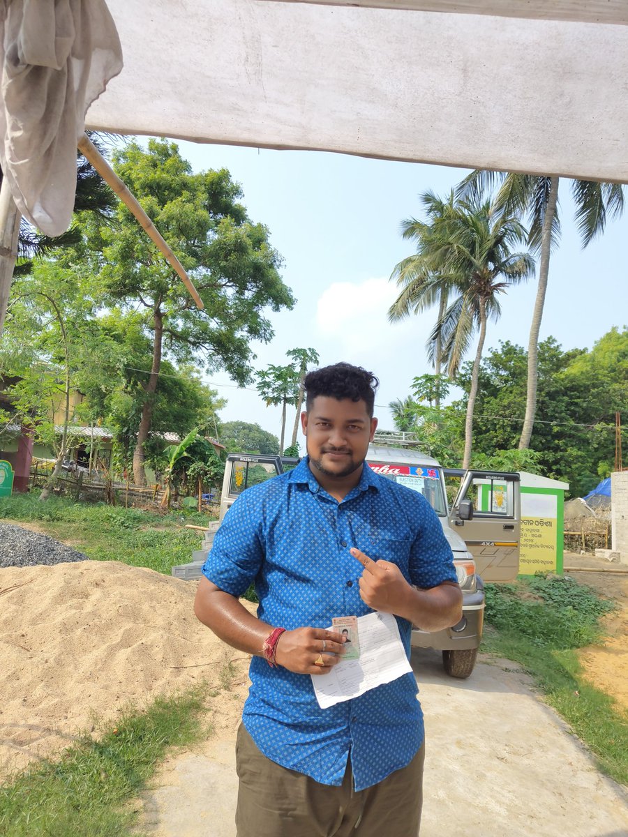 dshuvam_agri's tweet photo. ଏକ ସୁସ୍ଥ, ସମୃଦ୍ଧ ଓ ସୁରକ୍ଷିତ ଗଣତନ୍ତ୍ର ପାଇଁ ମୋ ମତଦାନ ସାବ୍ୟସ୍ତ କଲି।  Participating in the greatest festival of democracy.
#VoteDone 
#voted https://t.co/9nW2c2hg8J