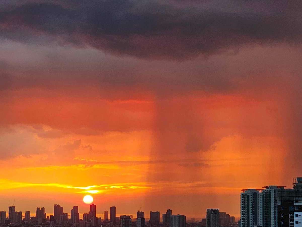 earthshakerph's tweet photo. #MeteoShaker | BEAUTY OF RAIN FROM AFAR 🌅🌧️
Localized rainshower spotted from Mandaluyong at 6:17 PM. Captured the beauty of the rain from afar over parts of eastern Metro Manila. 🌧️🌅
Image credit: Michelle Paza https://t.co/0aiO0QTUVr