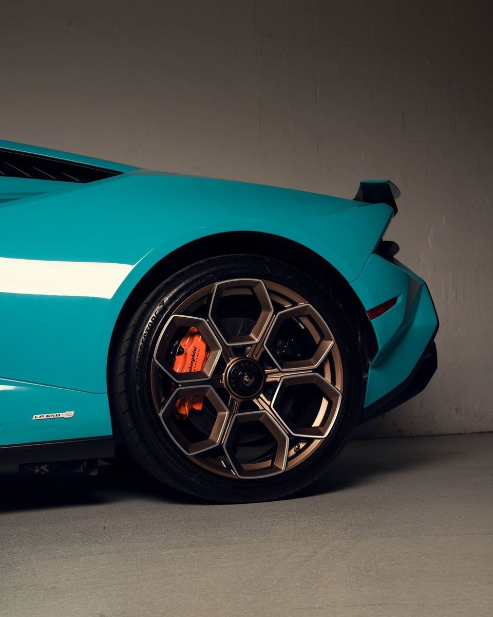 duPontREGISTRY's tweet photo. 2023 Lamborghini Huracan Tecnica presented in a stunning Blu Glauco color 😍 

This example comes with an asking price of $354,950 https://t.co/joh4u6roTj