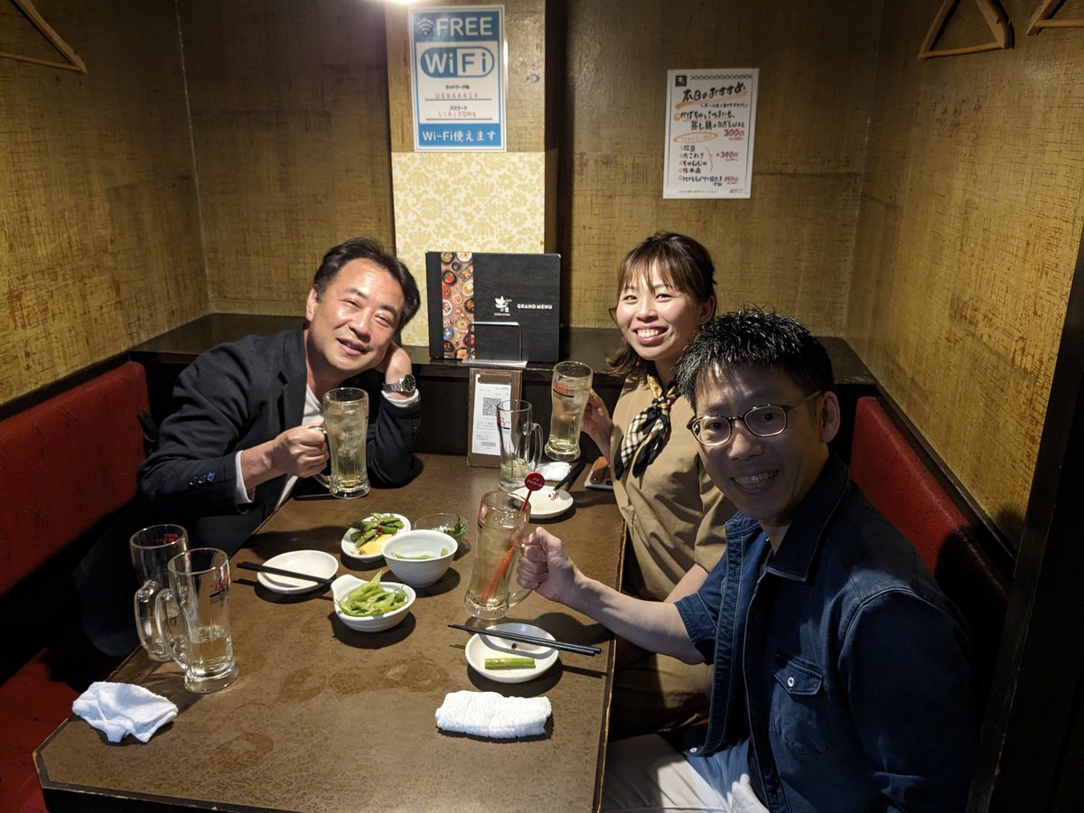 hashimoto_sa's tweet photo. 今日はこのメンバーで打ち上げ。我々レゴシリアスプレイの仲間なんです。今日はステキな皆さんとワークショップをしてきました！ なつめさん@Natsume__st  コータローさん@tarokot https://t.co/wkGJ8bbNd0