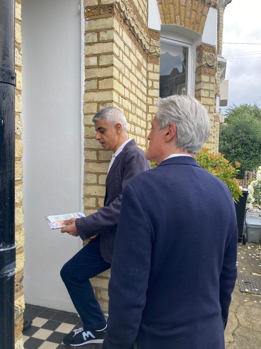 SadiqKhan's tweet photo. On 4 July, we have a chance to turn the page on 14 years of Tory chaos &amp; chart a new course for our country.

Good to see so much support for @ChelFulhamBen here in Chelsea and Fulham where local residents &amp; families are ready to vote for change.

#LabourDoorstep #VoteLabour 🌹 https://t.co/7IUBmO9zJw