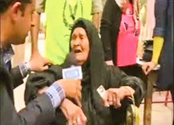 - إيه رأيك يا حاجة ...
نستحمل كمان شوية ولا الإنجليز يدخلوا يبعبصونا ؟!!!
= لأَّ يابني … الإنجليز يدخلوا يبعبصونا أحسن 😂
#رغيف_العيش