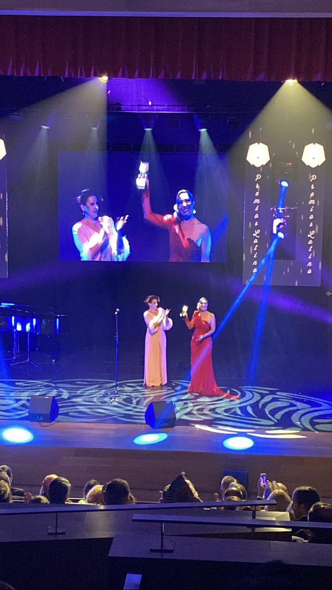fran_equis's tweet photo. Una estación más en un camino que no se detiene. Un premio que reconoce a una luchadora incansable. ⁦@RosarioMohedano⁩ Recibió anoche el PREMIO LATINO de la MÚSICA por #DeQuéVas  https://t.co/yGXXfACYQp  #AveFénix https://t.co/cSqynMSDPt