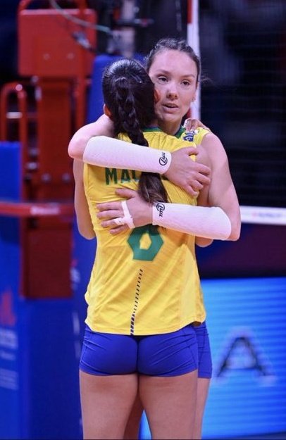 Marialinacapi's tweet photo. última coisa sobre as levantadoras: ter Macris e Roberta é luxo. Se uma faz jogo um abaixo, com instabilidade, bem marcado, a outra pode entrar e mudar a história. Tá no histórico delas. Merecem o mundo! ❤️ Dupla fenomenal, combinação perfeita (ignorando rinha de fãs) https://t.co/VtEGkCOQf5