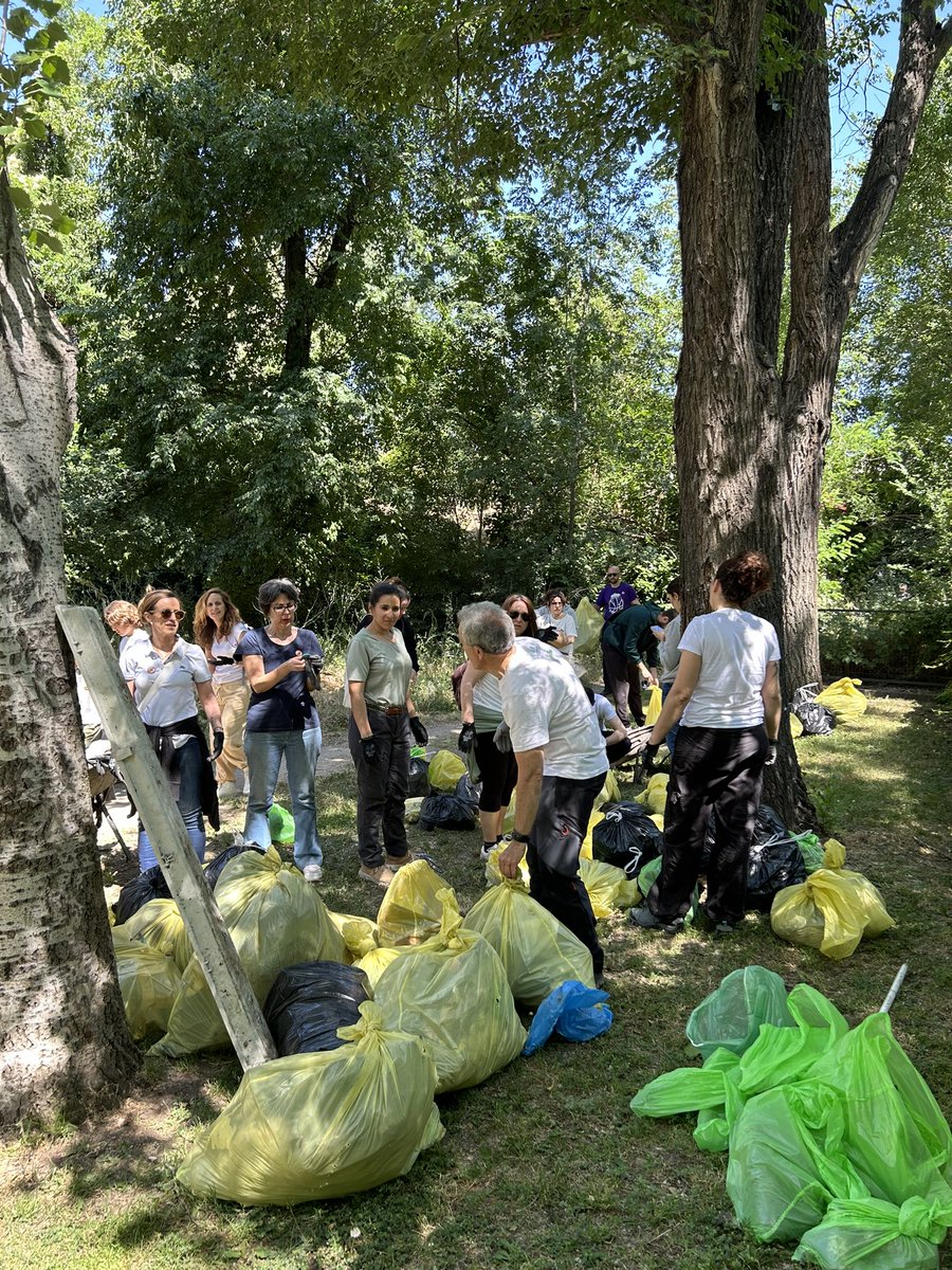 Pues 367 kilos de basuralezs recogida hoy en la orilla del Jarama , con un grupo increíble de  voluntarios <a href="/Atrevia/">ATREVIA</a> , <a href="/ecoembes/">Ecoembes</a> y <a href="/SEO_BirdLife/">SEO/BirdLife</a> . Qué importante este día para limpiar y sobre todo concienciarnos #ProyectoLIBERA #LIBERA1m2