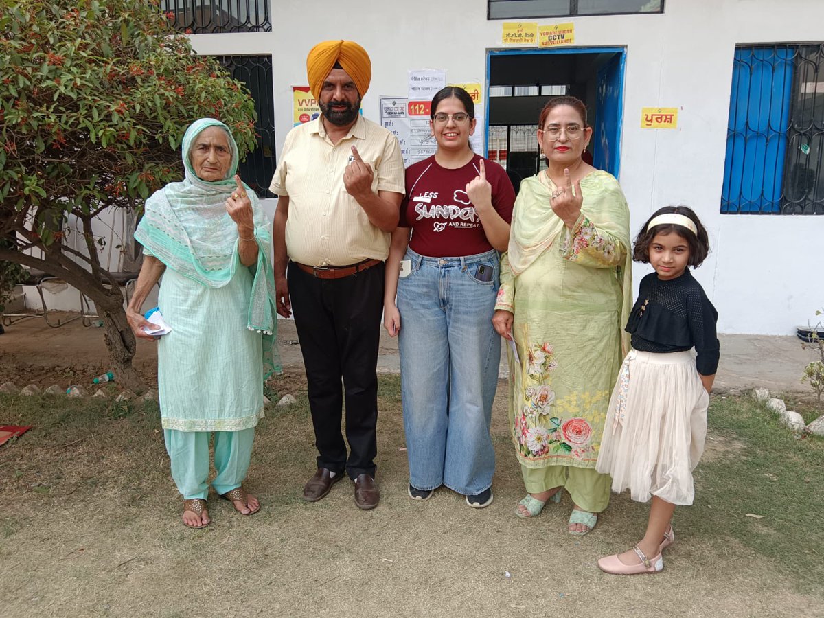 dcmohali's tweet photo. #DutyComesFirst
#EveryVoteCounts
#ProudVoters
#Zirakpur
#Derabassi
District Nodal Officer SVEEP Prof Gurbakshish Singh Antal with family Mother Gurdev Kaur, Wife Kiran Rose and first time voter daughter Love Roop Karan Kaur exercised franchise at GGE Memorial School Polling Booth Zirakpur.
@ECISVEEP @TheCEOPunjab @sveepmohali @sasnagarpolice @heeralalias