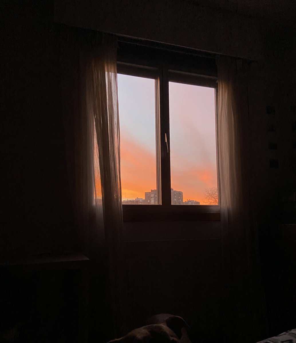 Busco compi de piso en Madrid para entrar en septiembre de cara al curso que viene!! Metro Estrella, espaciosa y acogedora, habitación grande, escríbeme y te cuento/enseño 🫶🏻