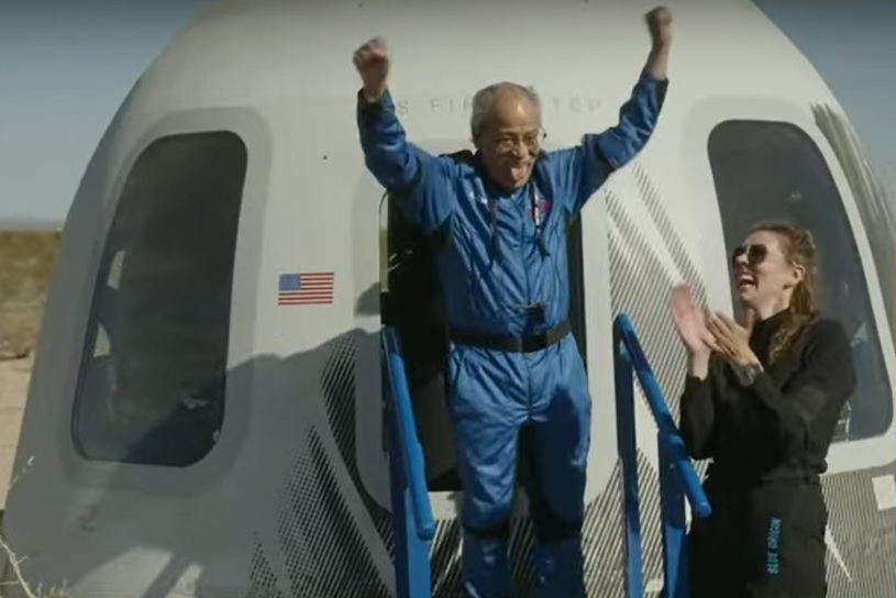 mcannavac's tweet image. Oggi, a #LineaRadioSavona, con GianFunk abbiamo scoperto la storia di #EdDwight, primo candidato astronauta afroamericano negli anni &apos;60, e di come sia potuto andare nello spazio solo ora, con la #NS25 di @blueorigin!

Grazie a tutti gli ascoltatori! 🙏👋🚀

Foto: Blue Origin