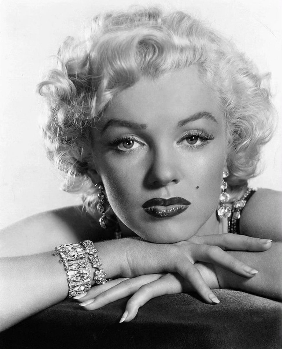 La mítica actriz #MarilynMonroe cumpliría hoy 98 años. El 1 de junio de 1926 nació Norma Jean, la mujer que se convirtió en el símbolo sexual de varias generaciones. Entre sus interpretaciones más aclamadas se encuentran #BusStop, #ConFaldasYALoLoco y #VidasRebeldes.