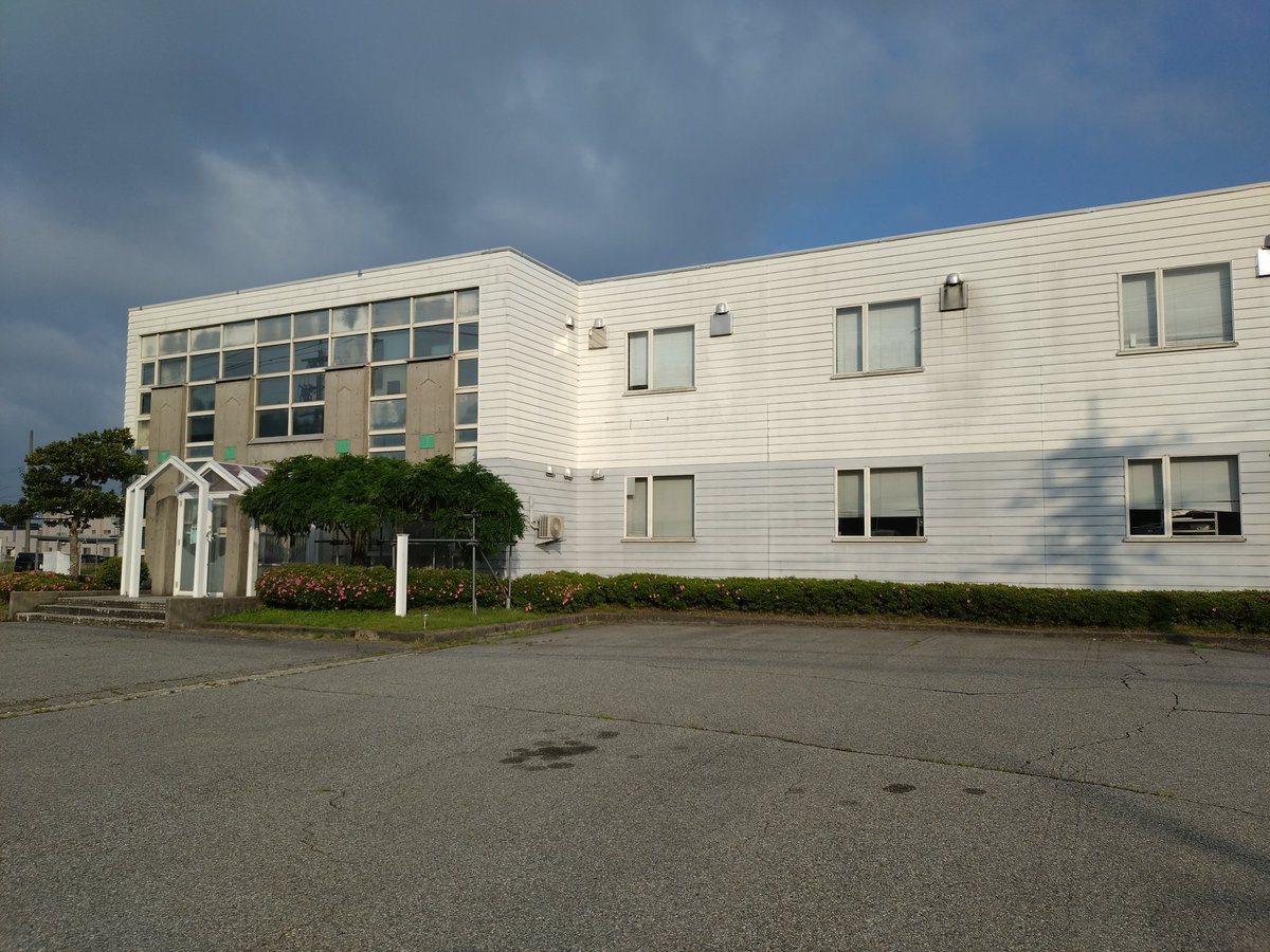 suzutow's tweet photo. 2024.6.1
能登半島地震から5ヶ月
弊社は未だ漏水の為断水中です。
復旧作業は日々行なわれていますが、件数が多いため順番待ちの状況です。
水汲みが日常化しつつあります。
そんな中でもご入稿いただける事、応援のお言葉に力をいただいております。
明るいニュースをお知らせ出来るよう頑張ります。 https://t.co/JudO2HMLLc