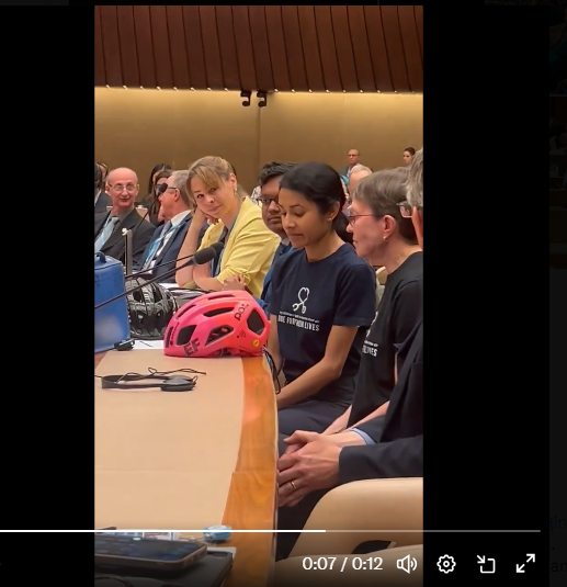 owenyudatrooth's tweet photo. The #masonic #luciferian gang at @WHO is making a point of getting all #psyop #colorCodes by zooming in just enough to make sure blue is in the shot.
🔵🟡+🟢 and #pantone🔴
The woman in yellow is an actor in this scene, the blue bag is not a coincidence.
@MattsGottaNo @FrauHodl https://t.co/6ZpV1wcftz