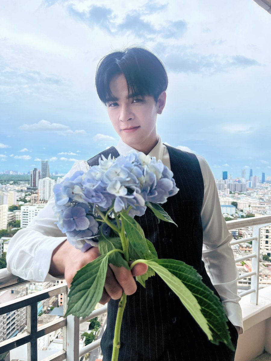 hydroindus's tweet photo. Flowers are the language of the heart💐
ว่าแต่ดอกไม้ดอกนี้ เตรียมไว้ให้ใครคะ 🤭

#รักใต้บรรทัดQ22 https://t.co/kRxQW3m9VW