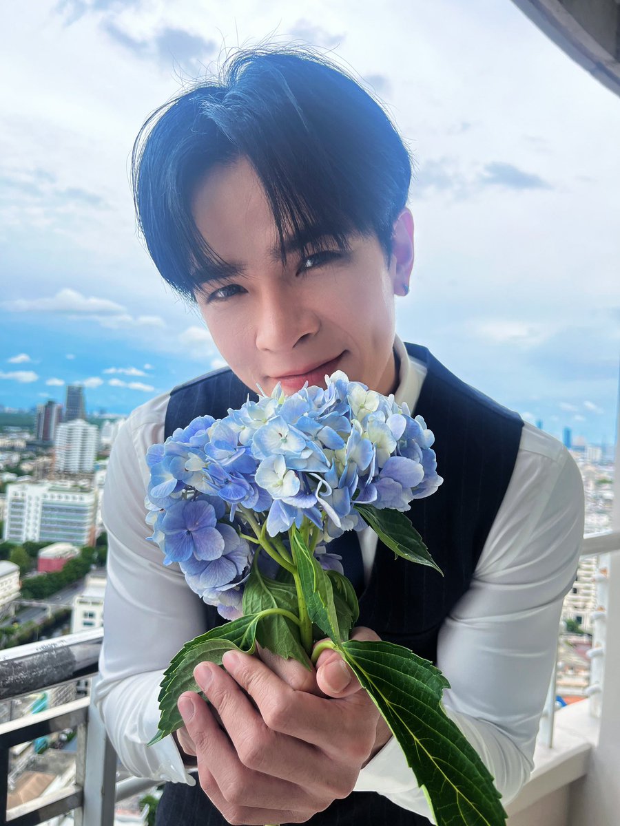 hydroindus's tweet photo. Flowers are the language of the heart💐
ว่าแต่ดอกไม้ดอกนี้ เตรียมไว้ให้ใครคะ 🤭

#รักใต้บรรทัดQ22 https://t.co/kRxQW3m9VW